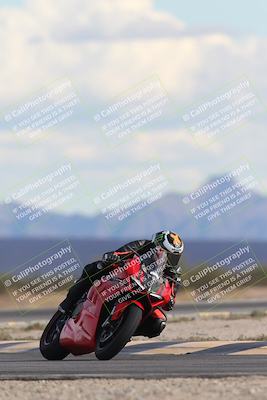 media/Nov-16-2025-Race Pace (Sun) [[8c5fa54630]]/Non Verified Riders (1st 20 Minutes)/5-Turn 15 (110pm)/